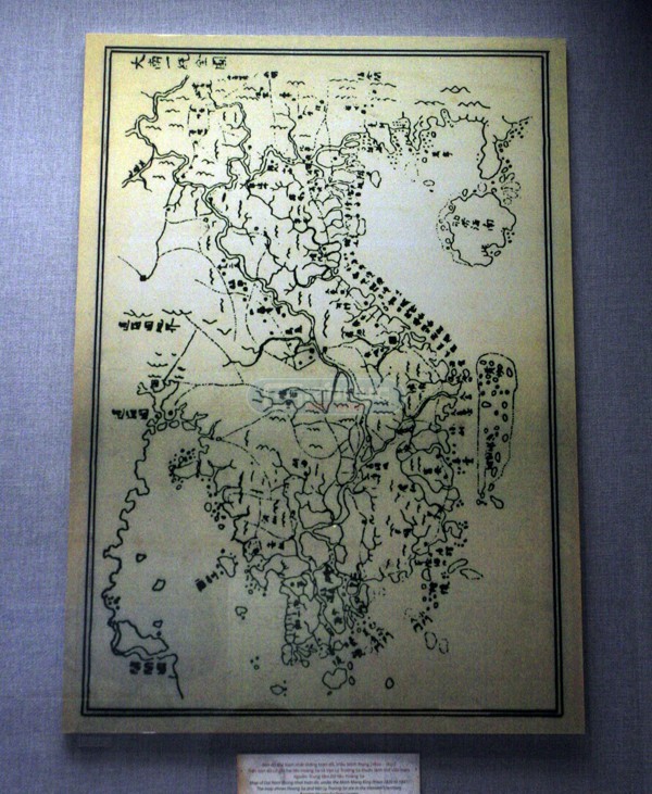 "Đại Nam nhất thống toàn đồ" đầu thế kỷ XIX. Đây là bản đồ nước Việt Nam thời nhà Nguyễn vẽ khoảng năm 1834, trên bản đồ có ghi 2 tên Hoàng Sa và vạn lý Trường Sa thuộc lãnh thổ Việt Nam.